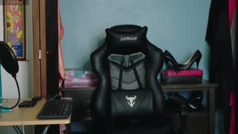 Snapshot of treejeanne chatting on 10.03.25 TreeJeanne online show from 10.03.25