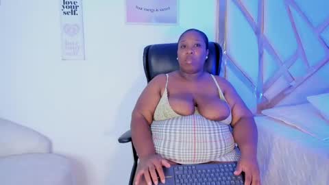 Snapshot of treisyvixen chatting on 05.16.26 Treisy Vixen big ass online show from 05.16.26