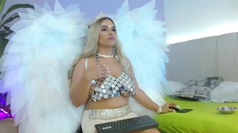 triana_crimson online show from 10.31.25