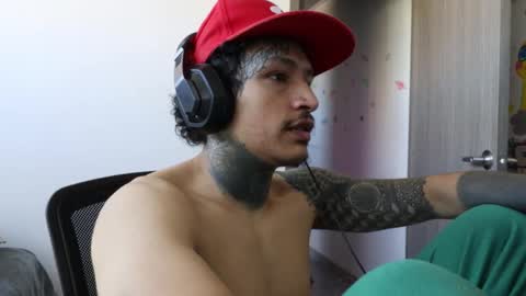 Snapshot of trieone chatting on 09.25.25 - trieone online show from 09.25.25