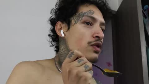 Snapshot of trieone chatting on 10.22.25 - trieone online show from 10.22.25