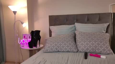 Snapshot of trophy_x_wife chatting on 02.12.25 Alexandra online show from 02.12.25