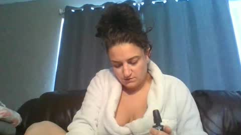 Snapshot of truemilfbella chatting on 02.19.25 Nextdoor Bella online show from 02.19.25