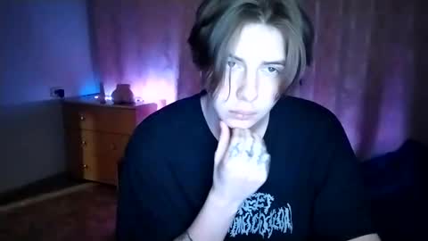 Snapshot of trypophob1a chatting on 02.02.25 Emilum online show from 02.02.25