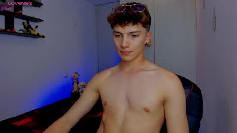Snapshot of twink_dream__ chatting on 05.27.26 jhony online show from 05.27.26