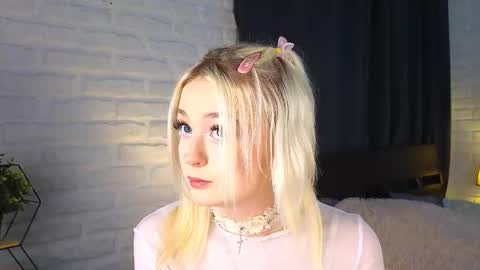 Snapshot of twinklefluff chatting on 09.28.25 twinklefluff online show from 09.28.25