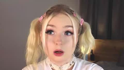 Snapshot of twinklefluff chatting on 10.29.25 twinklefluff online show from 10.29.25