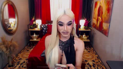 Snapshot of twofuckablestrans chatting on 10.02.25 KiaraKeana online show from 10.02.25