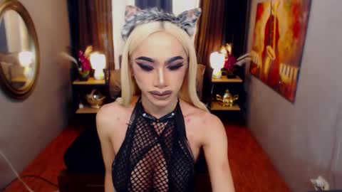 Snapshot of twofuckablestrans chatting on 11.10.25 KiaraKeana online show from 11.10.25