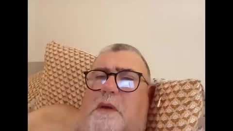 Snapshot of twohats2810 chatting on 12.01.25 twohats2810 online show from 12.01.25