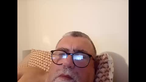 Snapshot of twohats2810 chatting on 12.05.25 twohats2810 online show from 12.05.25