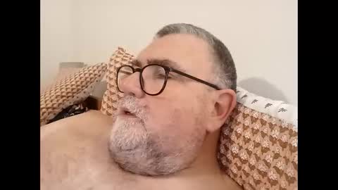 Snapshot of twohats2810 chatting on 12.17.25 twohats2810 online show from 12.17.25