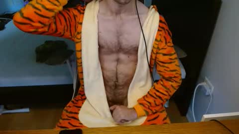 Snapshot of twunkyfitstud chatting on 10.31.25 twunkyfitstud online show from 10.31.25