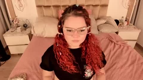Snapshot of twwiiggy19 chatting on 02.19.25 Twiggy online show from 02.19.25