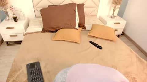 Twiggy online show from 04.13.26