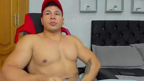 tyler_hank1 online show from 06.10.26