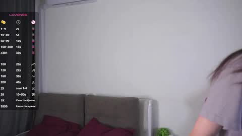 Snapshot of udelaborom chatting on 05.17.26 Lili online show from 05.17.26