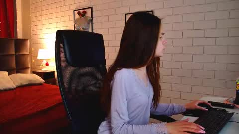 Snapshot of ulianeer chatting on 04.17.26 Ulia online show from 04.17.26