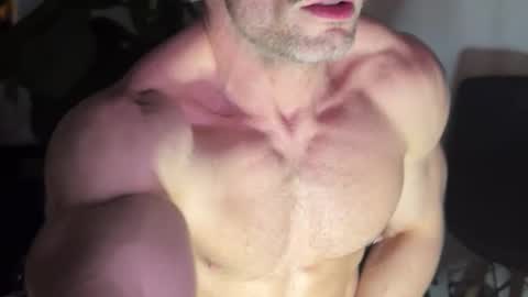 Um CM online show from 04.08.26