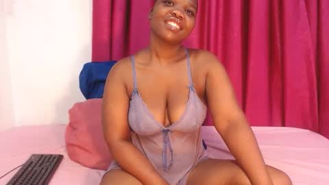 Snapshot of uniquebony chatting on 11.12.25 UNIQUEBONY online show from 11.12.25