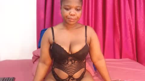 Snapshot of uniquebony chatting on 11.24.25 UNIQUEBONY online show from 11.24.25