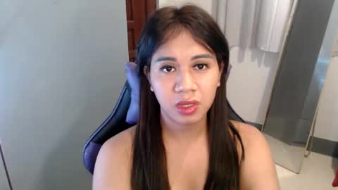 Snapshot of ur_cutiesthotasianxx chatting on 12.23.24 Vee online show from 12.23.24