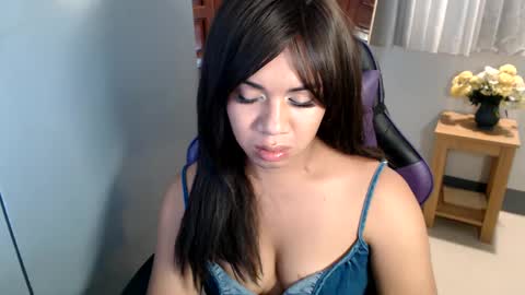 Snapshot of ur_cutiesthotasianxx chatting on 02.15.25 Vee online show from 02.15.25