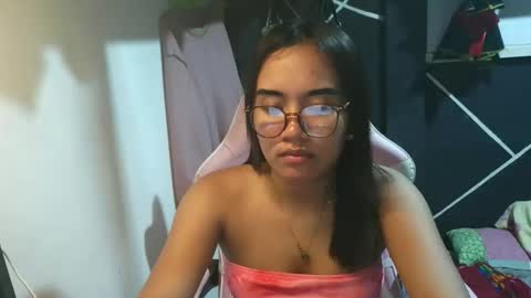 Snapshot of ur_wetwife chatting on 12.20.25 ur_wetwife online show from 12.20.25