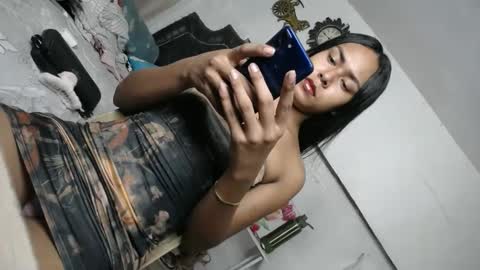 Snapshot of urasians_cummer chatting on 12.27.24 Pau online show from 12.27.24