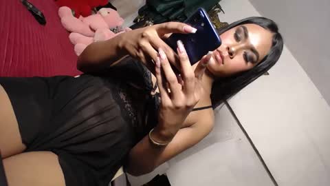 Snapshot of urasians_cummer chatting on 01.02.25 Pau online show from 01.02.25