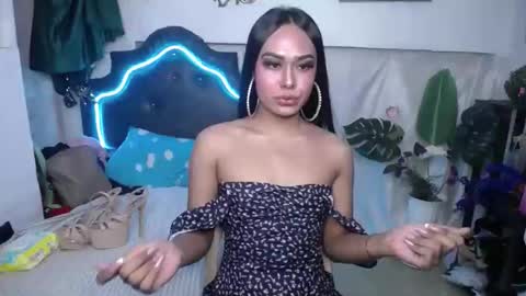 Snapshot of urasians_cummer chatting on 01.08.25 Pau online show from 01.08.25