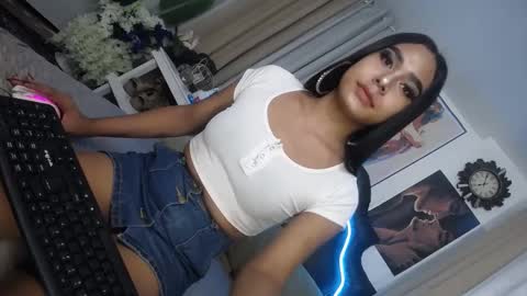 Snapshot of urasians_cummer chatting on 02.12.25 Pau online show from 02.12.25