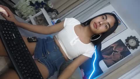 Snapshot of urasians_cummer chatting on 02.12.25 Pau online show from 02.12.25