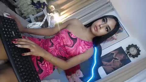 Snapshot of urasians_cummer chatting on 02.14.25 Pau online show from 02.14.25