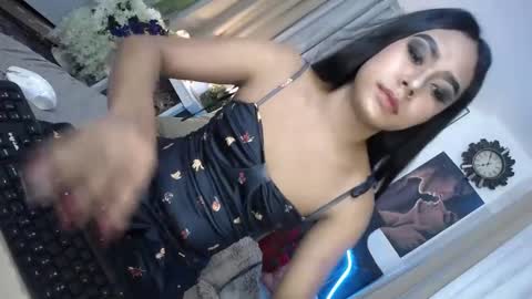 Snapshot of urasians_cummer chatting on 02.16.25 Pau online show from 02.16.25