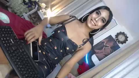 Snapshot of urasians_cummer chatting on 02.19.25 Pau online show from 02.19.25
