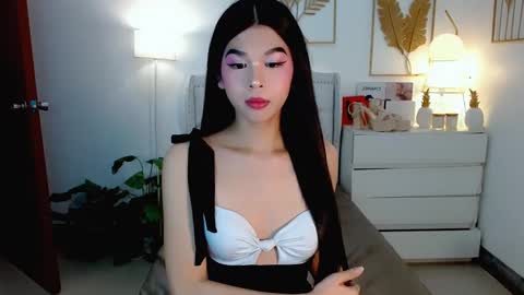 Snapshot of urfynestchina_doll chatting on 01.25.25 Im your doll maica online show from 01.25.25