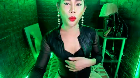 Snapshot of urhardcockqueenxxx chatting on 02.04.25 queen norelle online show from 02.04.25