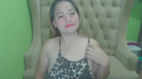 Snapshot of urhotmomzoey chatting on 04.21.26 urhotmomzoey online show from 04.21.26