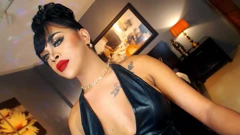 UrMajestyTyra online show from 11.04.25