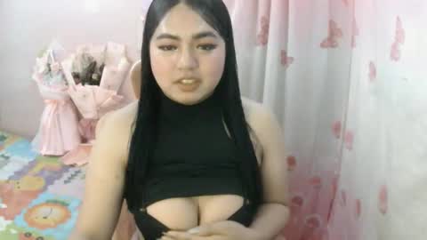 Snapshot of urslut_max chatting on 11.16.25 maxie online show from 11.16.25