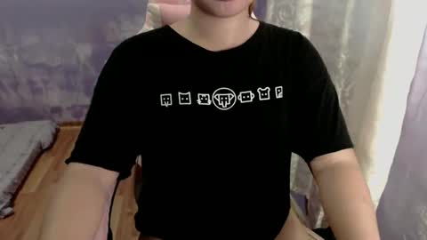 Snapshot of urwildslutty17 chatting on 11.13.25 urwildslutty17 online show from 11.13.25