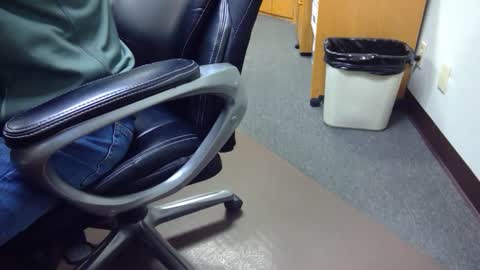 Snapshot of useemie chatting on 12.17.24 useemie online show from 12.17.24