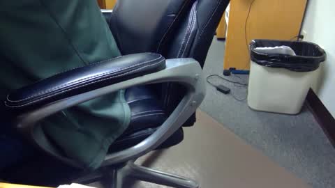 Snapshot of useemie chatting on 12.19.24 useemie online show from 12.19.24