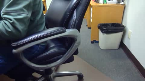 Snapshot of useemie chatting on 12.31.24 useemie online show from 12.31.24