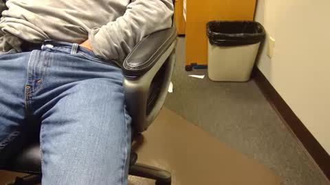 Snapshot of useemie chatting on 12.31.24 useemie online show from 12.31.24