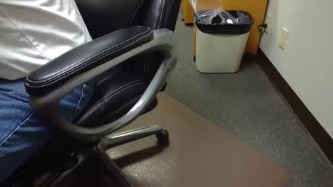 Snapshot of useemie chatting on 10.20.25 useemie online show from 10.20.25