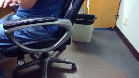 Snapshot of useemie chatting on 10.21.25 useemie online show from 10.21.25