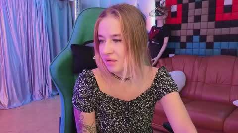 Snapshot of uvrays999 chatting on 12.14.24 Leila online show from 12.14.24