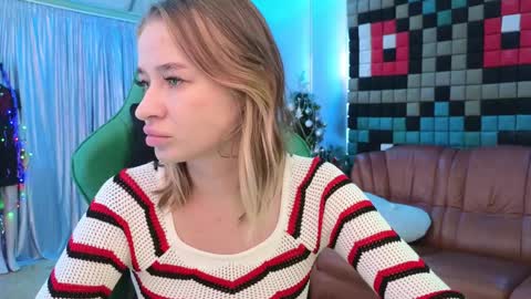 Snapshot of uvrays999 chatting on 12.31.24 Leila online show from 12.31.24